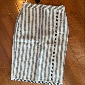Banana Republic Textured Pencil Skirt, Size 0 - runs a little big.